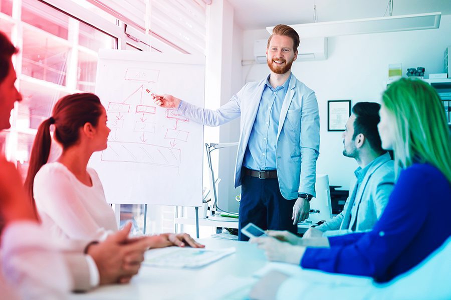 Homem aplicando um plano de treinamento e desenvolvimento