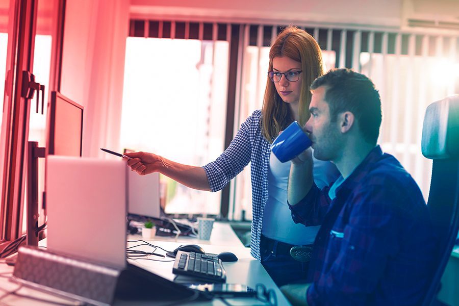 Duas pessoas olhando para um computador