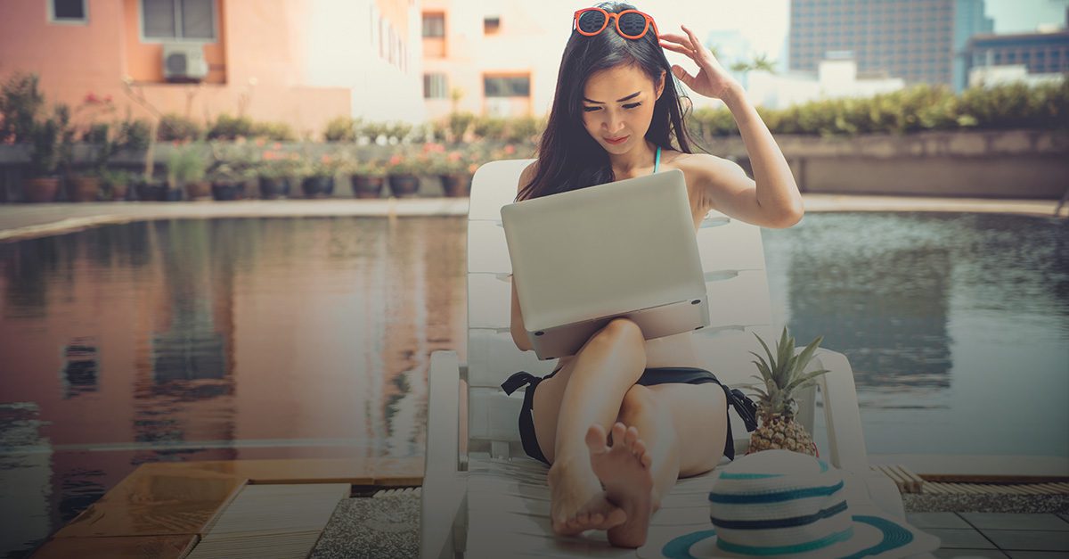 calcular férias é importante - mulher em frente a piscina