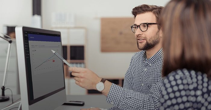 Homem olhando para o computador e analisando a previsibilidade em RH