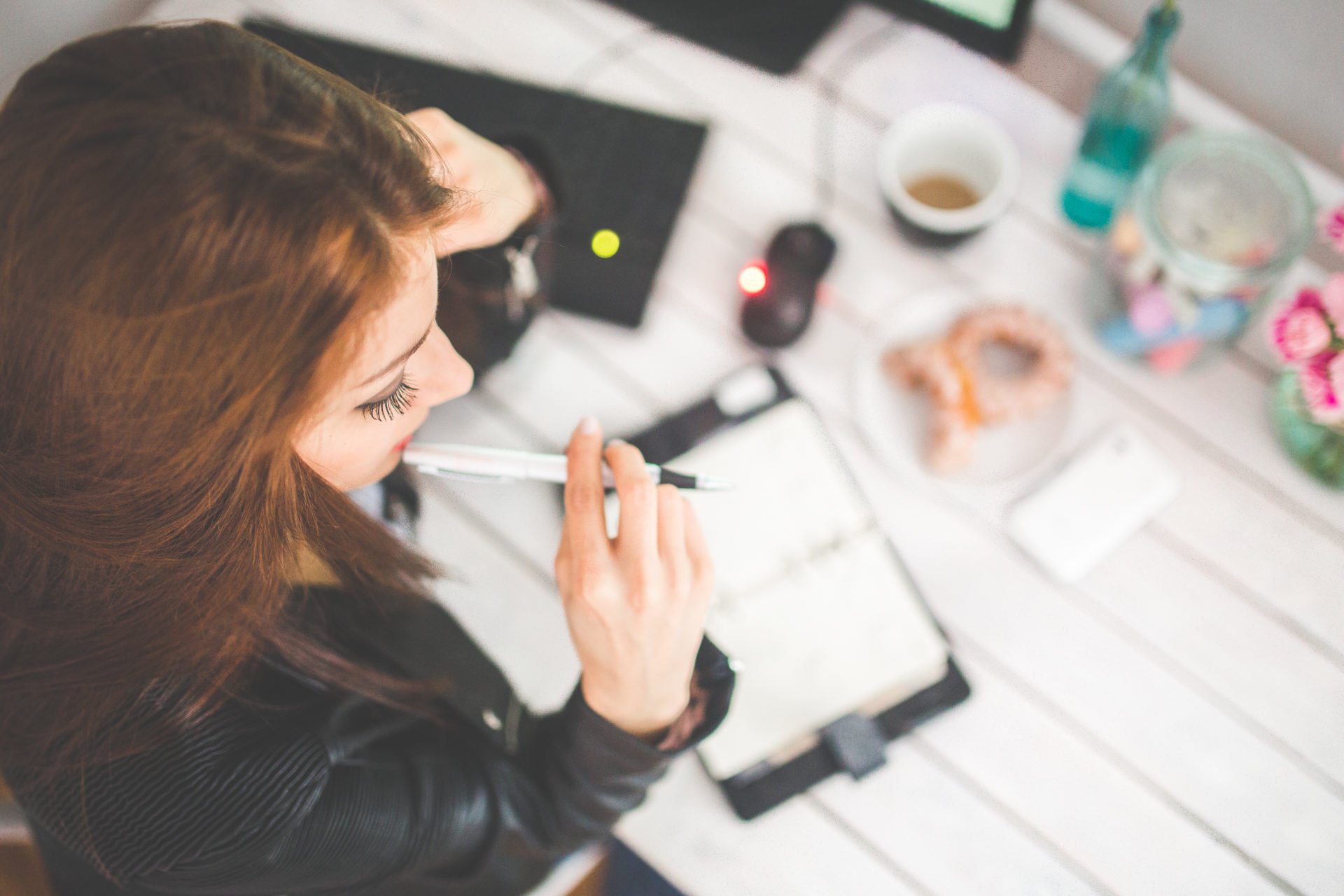 Mulher fazendo anotações e a jornada de trabalho brasileira