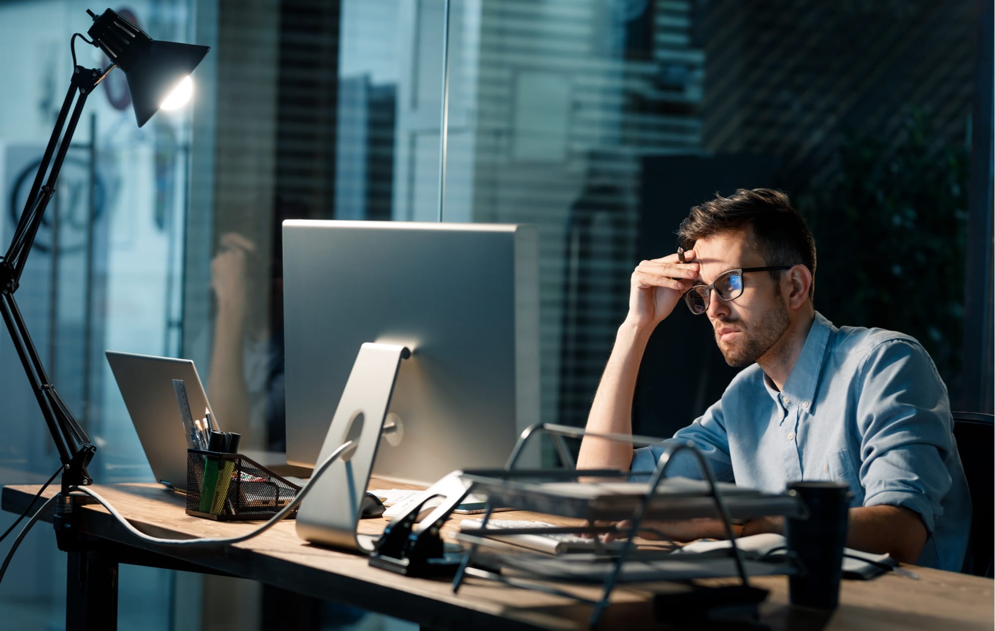 Jovem fazendo hora extra com adicional noturno, veja quem tem direito ao adicional noturno