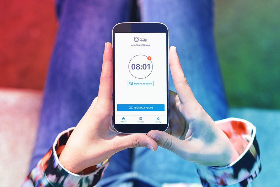 Pessoa segurando celular vendo tela de registro de ponto